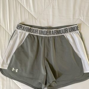 Under Armour Loose Fit Shorts | Size M